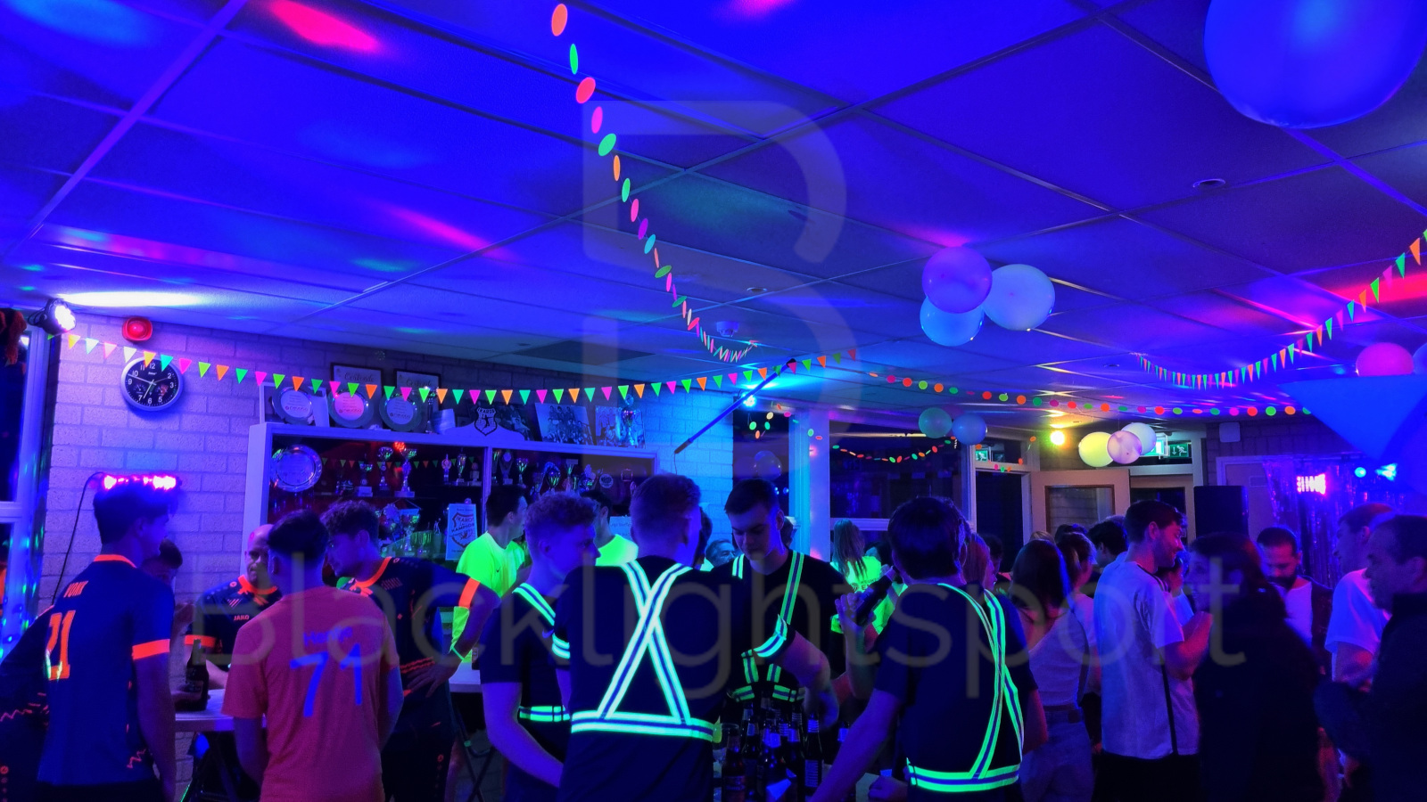 Blacklight glow in the dark slingers en decoratie kopen