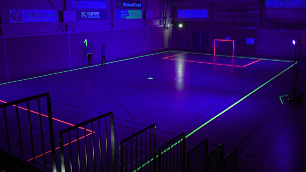 Blacklightsport Glow in the dark voetbal AFTER 2